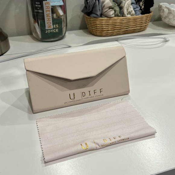 DIFF Eyewear Black Sunglasses - Picture 4 of 4